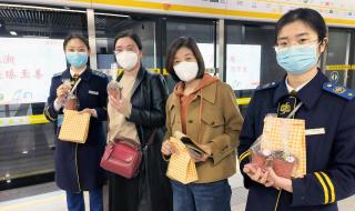 郑州地铁口摆满鲜花 郑州地铁口摆满鲜花